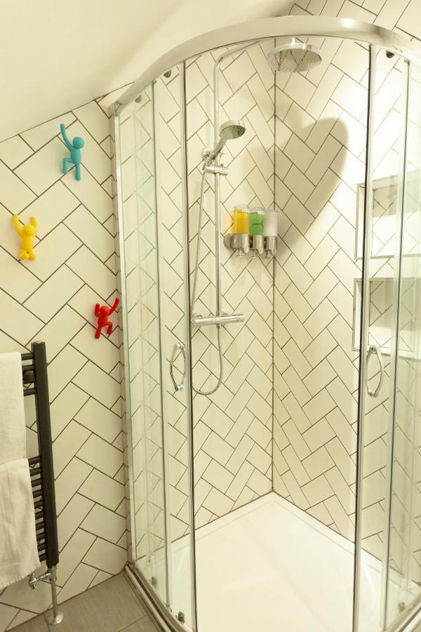 Sunbeam And Sundance Cosy House - Sleeps 14 Уитстабл