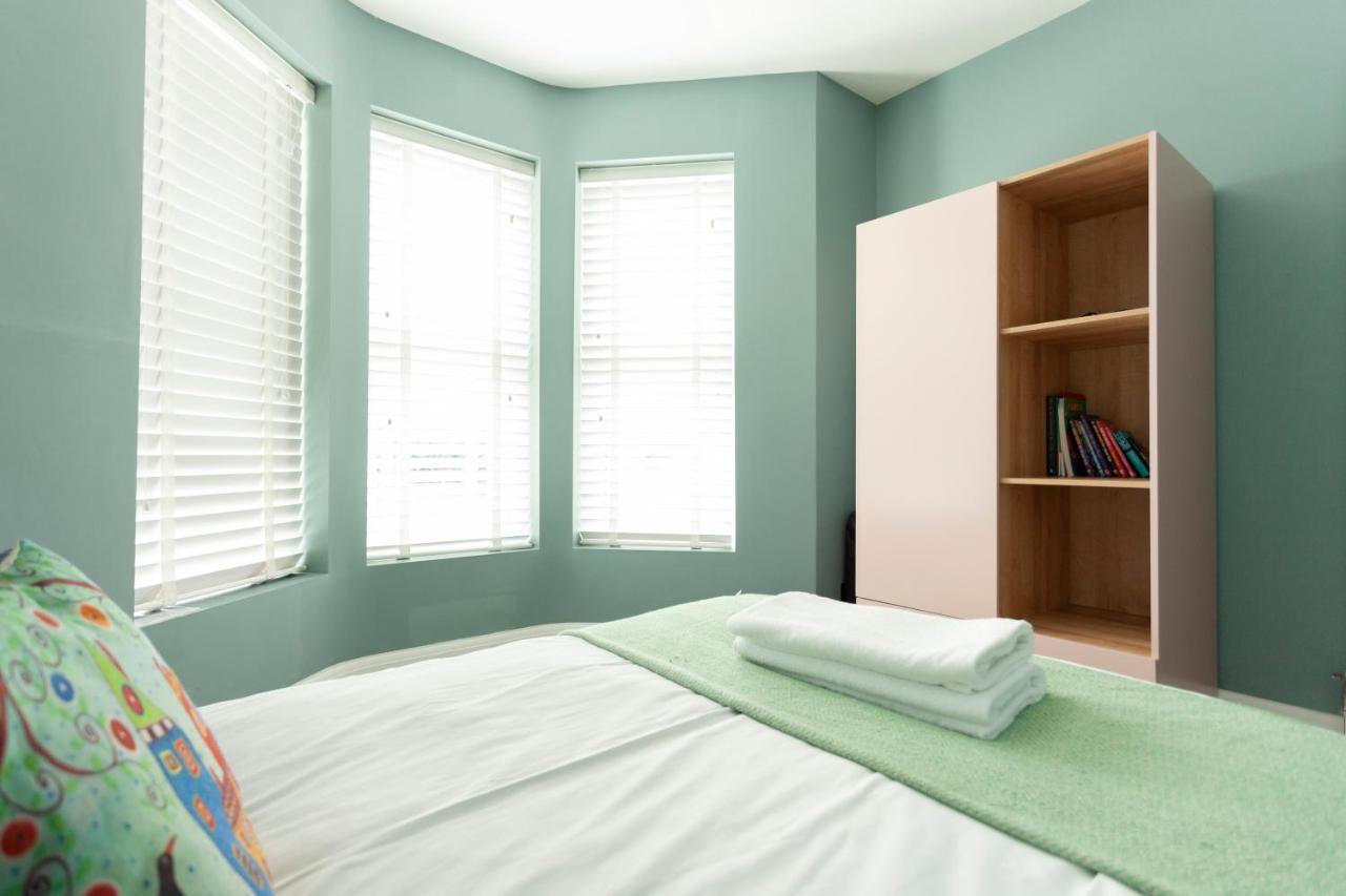 Sunbeam And Sundance Cosy House - Sleeps 14 Holiday home *