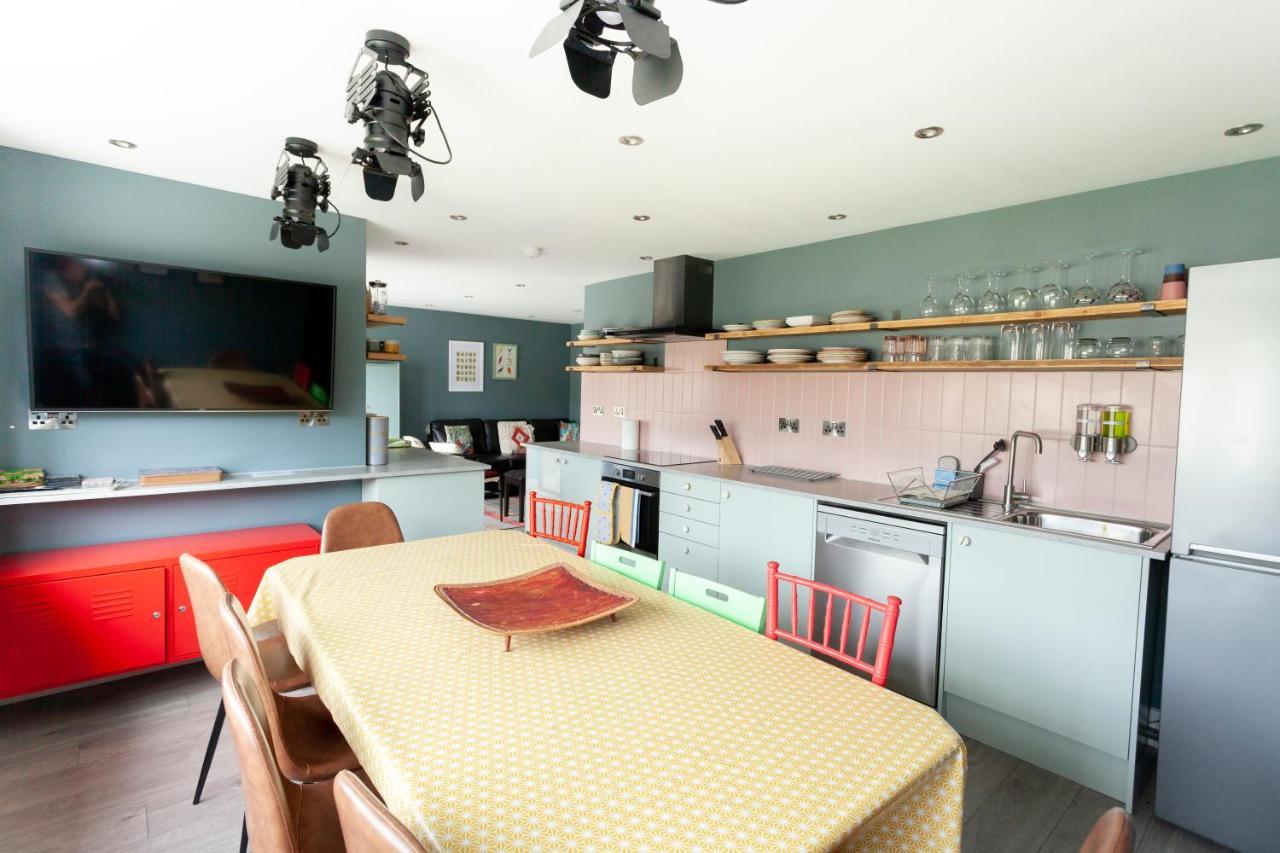 Sunbeam And Sundance Cosy House - Sleeps 14 Holiday home