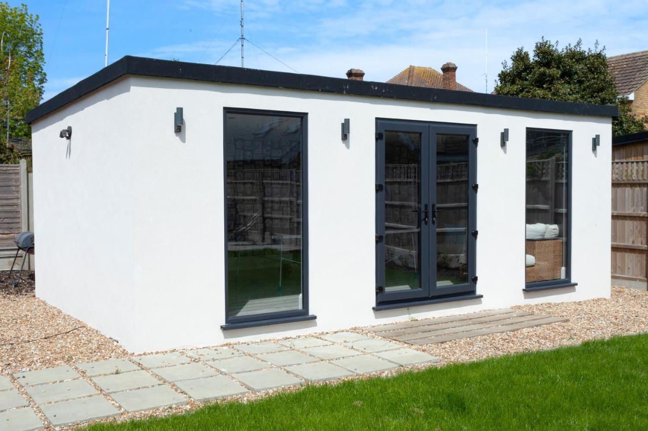 Sunbeam And Sundance Cosy House - Sleeps 14 Holiday home