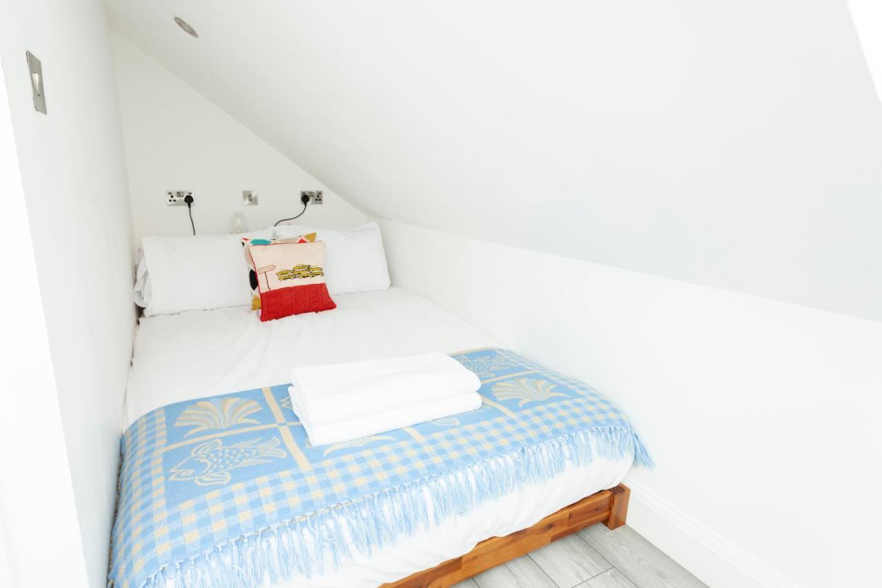 Sunbeam And Sundance Cosy House - Sleeps 14 Holiday home *